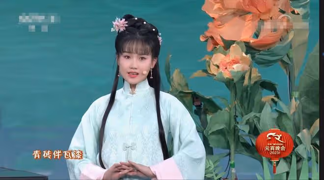 眾星元宵爭奇鬥豔!熱依扎甜美馬凡舒大氣,毛曉彤大露背秀長腿