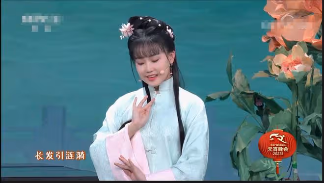 眾星元宵爭奇鬥豔!熱依扎甜美馬凡舒大氣,毛曉彤大露背秀長腿