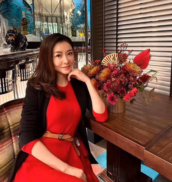 熊黛林送元宵節祝福,紅裙和鮮花很耀眼,吃湯圓分享幸福生活