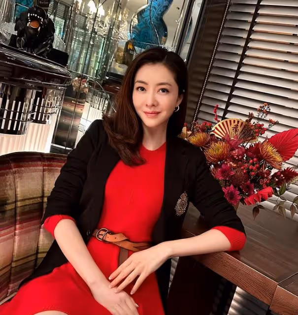 熊黛林送元宵節祝福,紅裙和鮮花很耀眼,吃湯圓分享幸福生活