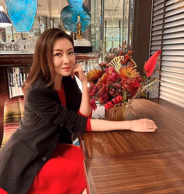 熊黛林送元宵節祝福,紅裙和鮮花很耀眼,吃湯圓分享幸福生活