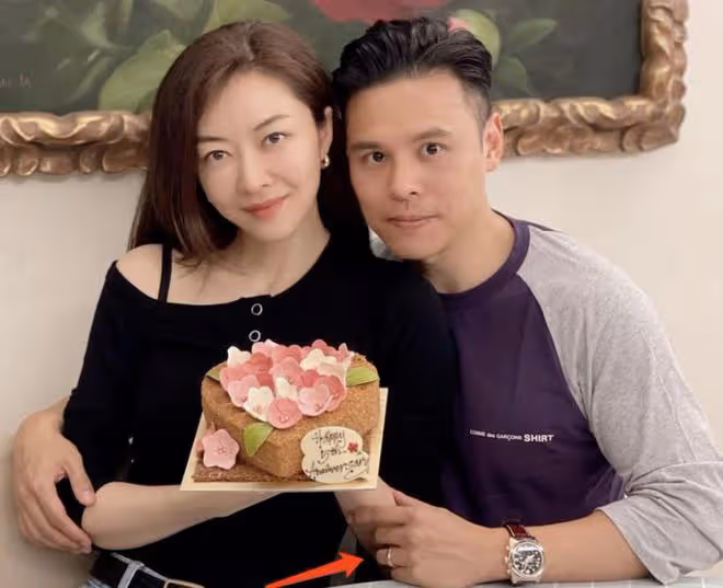 熊黛林送元宵節祝福,紅裙和鮮花很耀眼,吃湯圓分享幸福生活