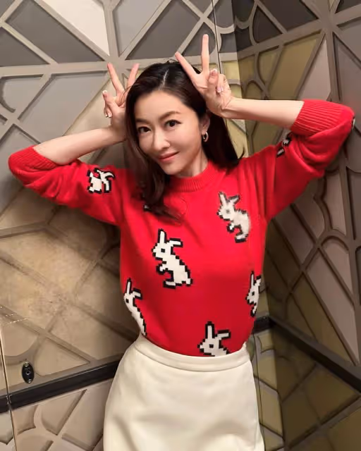 熊黛林送元宵節祝福,紅裙和鮮花很耀眼,吃湯圓分享幸福生活