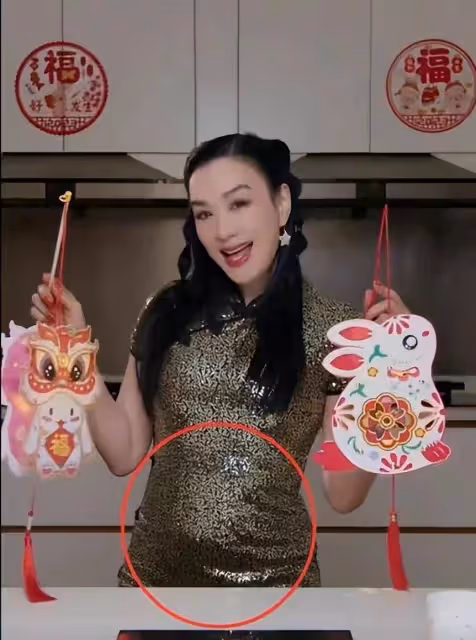 鍾麗緹小腹隆起疑懷孕,網友說不可能,她已經53歲,應該是吃胖了