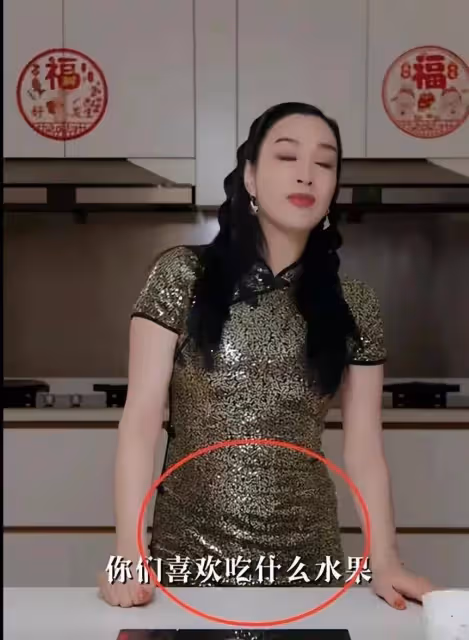 鍾麗緹小腹隆起疑懷孕,網友說不可能,她已經53歲,應該是吃胖了