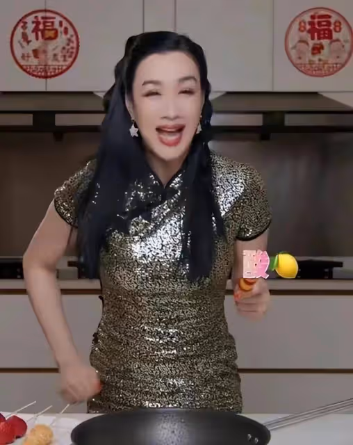 鍾麗緹小腹隆起疑懷孕,網友說不可能,她已經53歲,應該是吃胖了