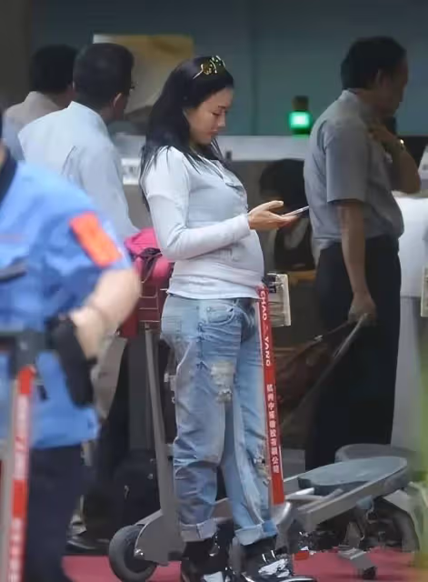 鍾麗緹小腹隆起疑懷孕,網友說不可能,她已經53歲,應該是吃胖了