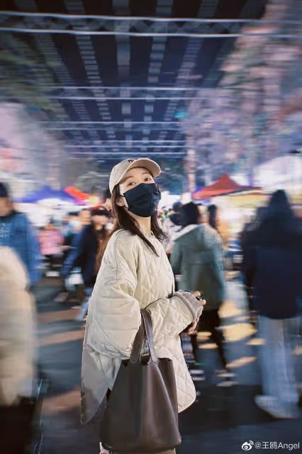 王鷗:元宵節一個人落寞逛街無人認識,似心有所屬在等何九華