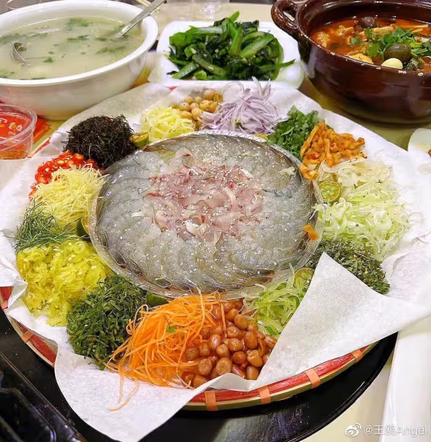 王鷗:元宵節一個人落寞逛街無人認識,似心有所屬在等何九華