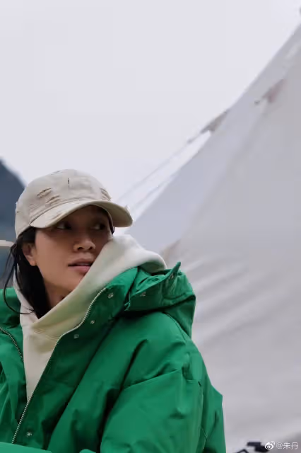 朱丹冬天露營被指炫耀戶外運動裝備,未必真的會玩,不見周一圍