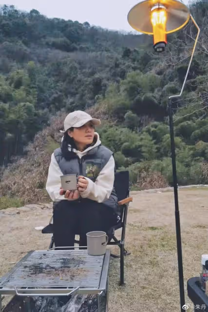 朱丹冬天露營被指炫耀戶外運動裝備,未必真的會玩,不見周一圍
