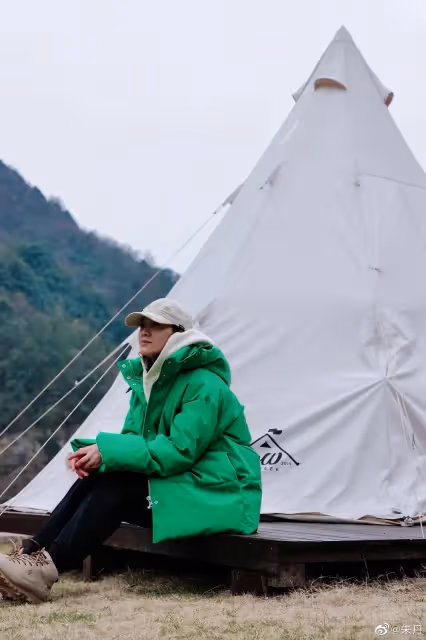 朱丹冬天露營被指炫耀戶外運動裝備,未必真的會玩,不見周一圍