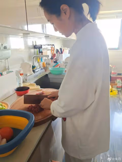 朱丹冬天露營被指炫耀戶外運動裝備,未必真的會玩,不見周一圍