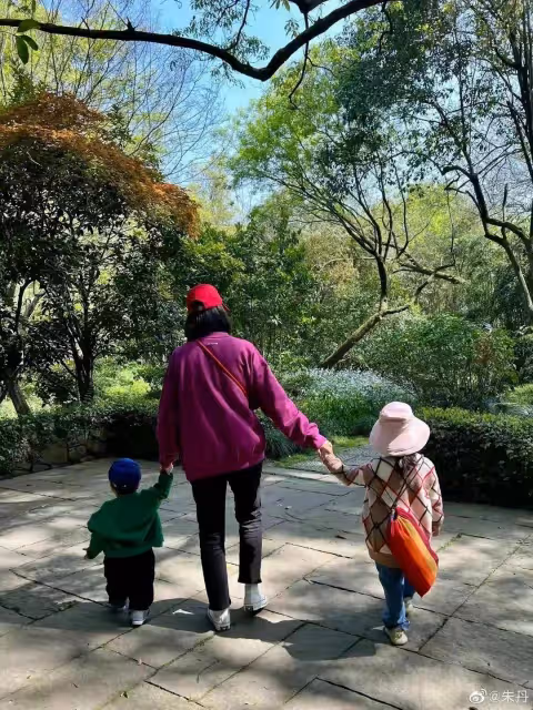 朱丹冬天露營被指炫耀戶外運動裝備,未必真的會玩,不見周一圍