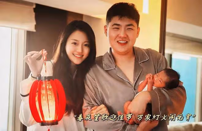 閆學晶兒媳產後首曬全家福,在月子中心過元宵節,寶寶瘦小太真實