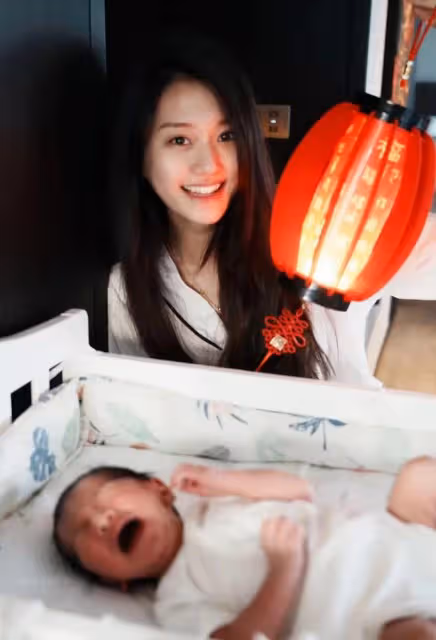 閆學晶兒媳產後首曬全家福,在月子中心過元宵節,寶寶瘦小太真實