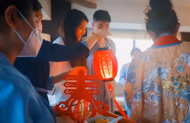 閆學晶兒媳產後首曬全家福,在月子中心過元宵節,寶寶瘦小太真實
