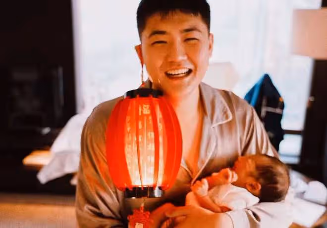 閆學晶兒媳產後首曬全家福,在月子中心過元宵節,寶寶瘦小太真實