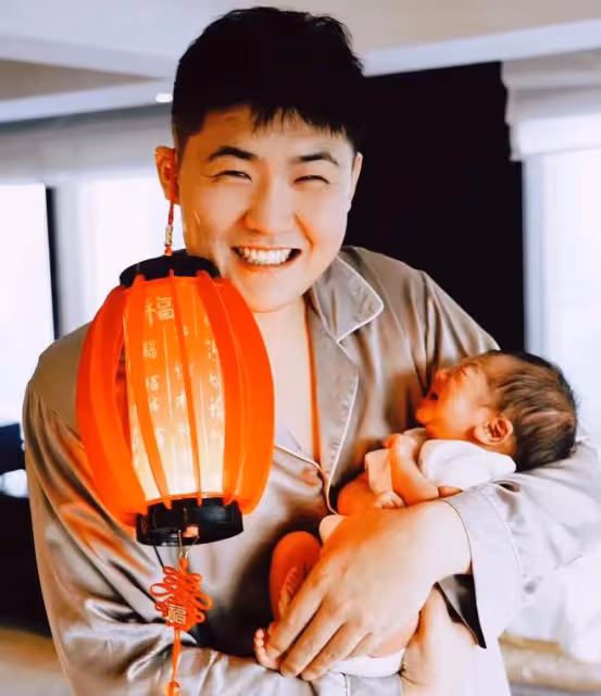 閆學晶兒媳產後首曬全家福,在月子中心過元宵節,寶寶瘦小太真實