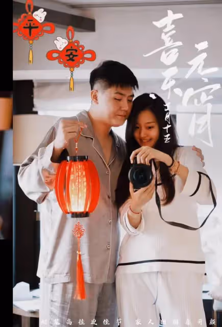 閆學晶兒媳產後首曬全家福,在月子中心過元宵節,寶寶瘦小太真實