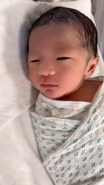 閆學晶兒媳產後首曬全家福,在月子中心過元宵節,寶寶瘦小太真實