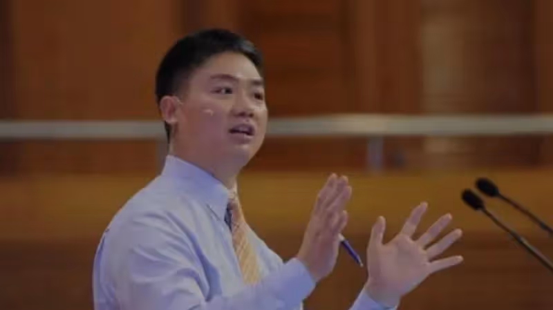 劉強東神秘長子，坐擁百億身家，生母成謎，奶茶妹妹也要忌憚三分