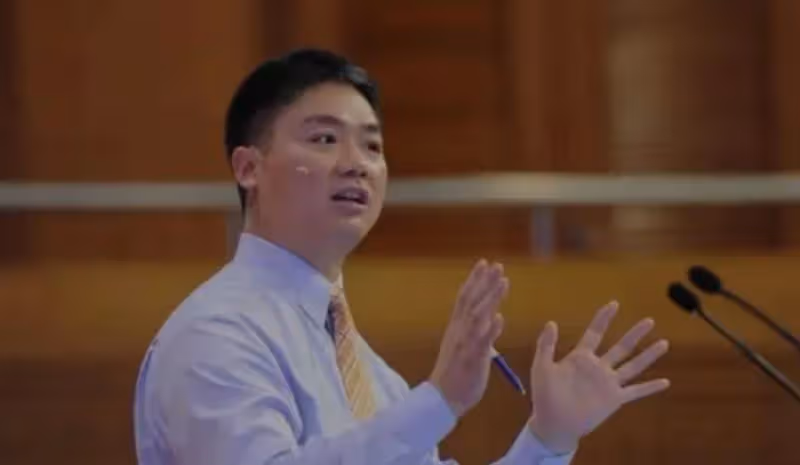 劉強東神秘長子,坐擁百億身家,生母成謎,奶茶妹妹也要忌憚三分