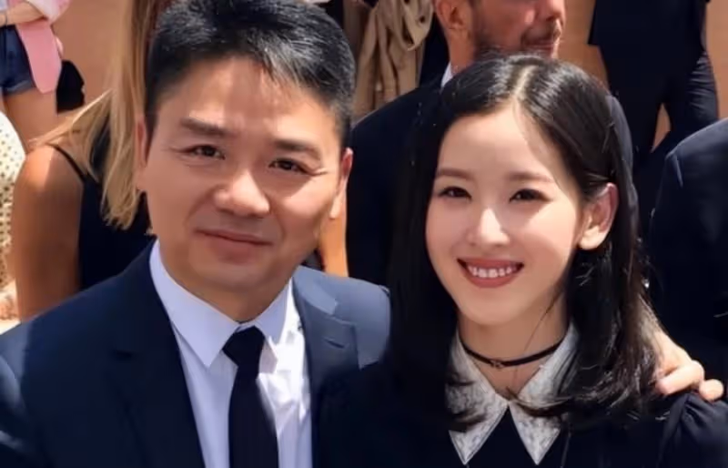 劉強東神秘長子,坐擁百億身家,生母成謎,奶茶妹妹也要忌憚三分