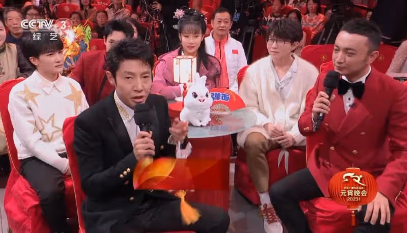 央視元宵晚會收視率第一,周深太活躍了,和好友毛不易同台飆歌