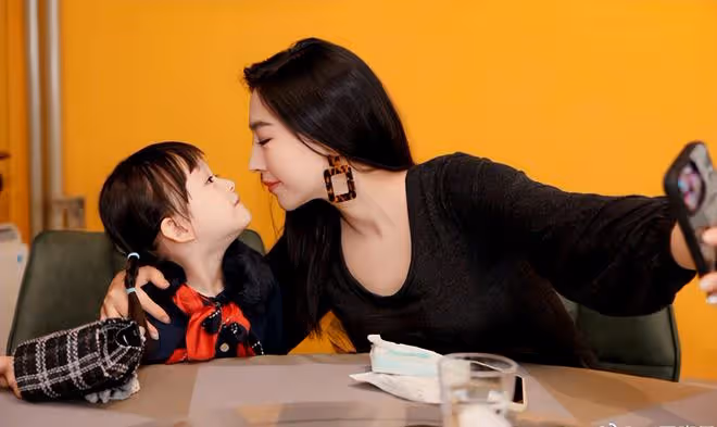 離婚烏龍後曬全家福!樊少皇一家四口顏值高,二女兒正面照首曝光