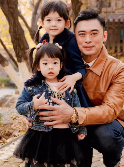離婚烏龍後曬全家福!樊少皇一家四口顏值高,二女兒正面照首曝光