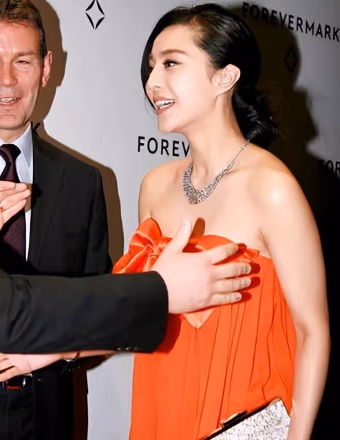 娛樂圈大瓜!狗仔曝知名導演私生活混亂,藝校選妃