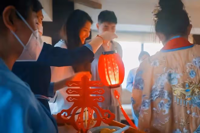 閆學晶兒媳住39萬月子中心!24小時專人服務,曬全家福開心慶元宵