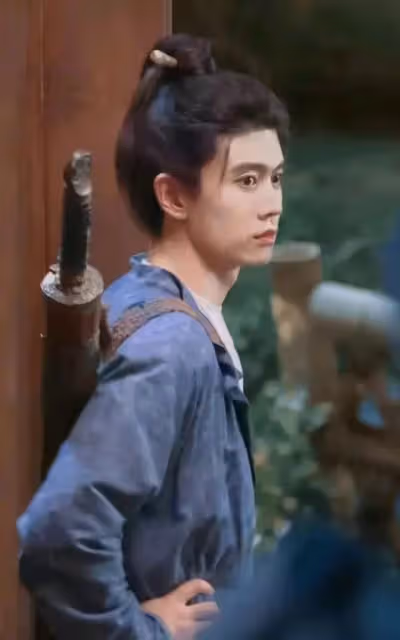 任嘉倫新劇路透來了,丸子頭隨意扎擋不住顏值優越,眼睛很好看