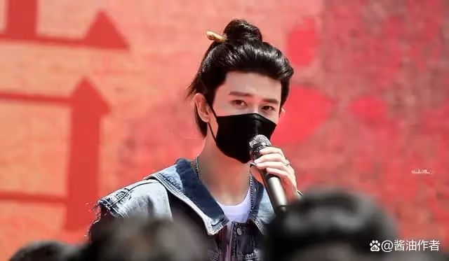 任嘉倫新劇路透來了,丸子頭隨意扎擋不住顏值優越,眼睛很好看