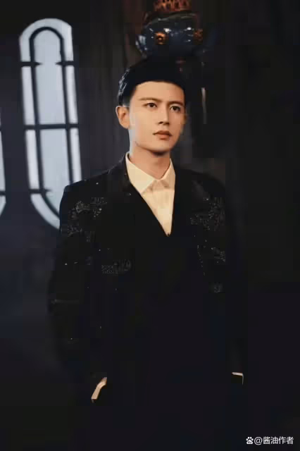 任嘉倫新劇路透來了,丸子頭隨意扎擋不住顏值優越,眼睛很好看