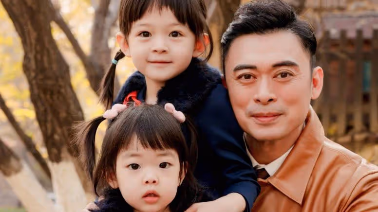 樊少皇妻子離婚烏龍後曬全家福，二女兒正面照曝光，顏值不及姐姐