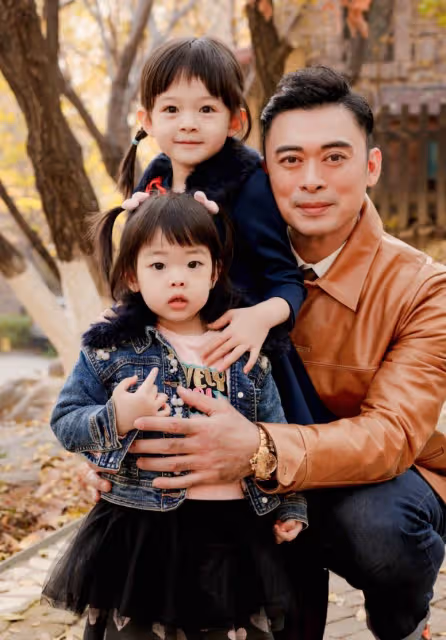 樊少皇妻子離婚烏龍後曬全家福,二女兒正面照曝光,顏值不及姐姐