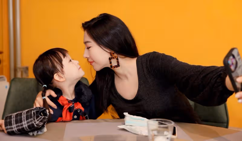 樊少皇妻子離婚烏龍後曬全家福,二女兒正面照曝光,顏值不及姐姐