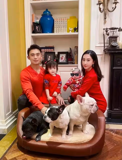 樊少皇妻子離婚烏龍後曬全家福,二女兒正面照曝光,顏值不及姐姐