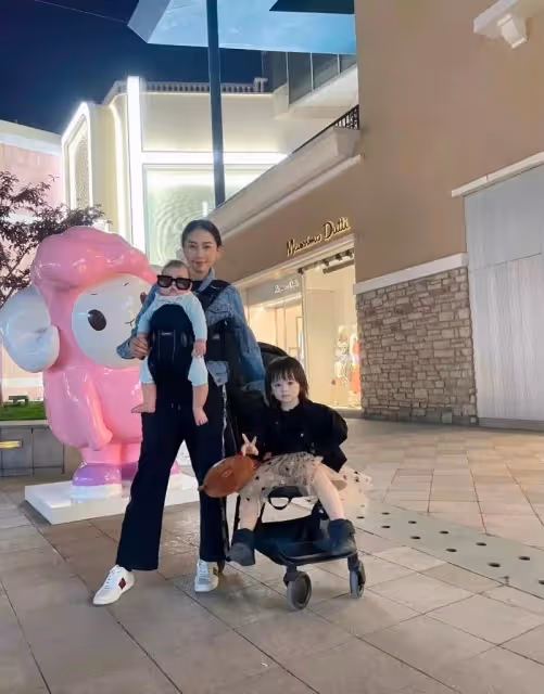 樊少皇妻子離婚烏龍後曬全家福,二女兒正面照曝光,顏值不及姐姐