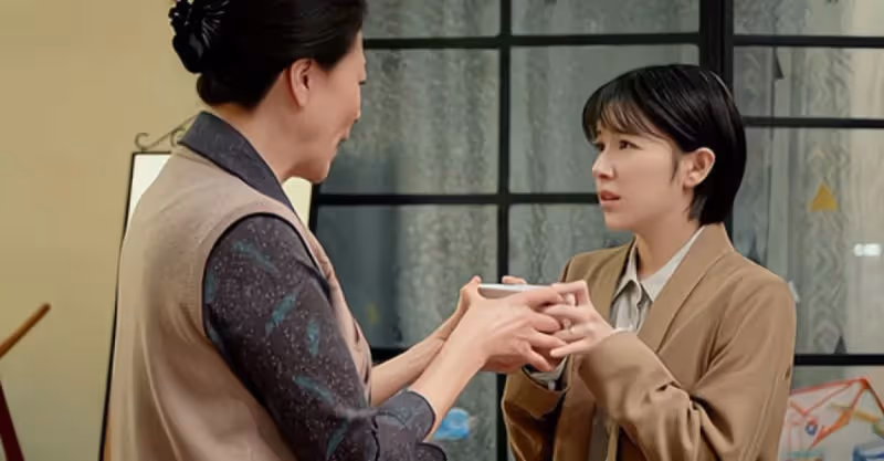 「房和錢全給兒子，現在生病兒女平攤」女兒一番話，母親癱在病床上