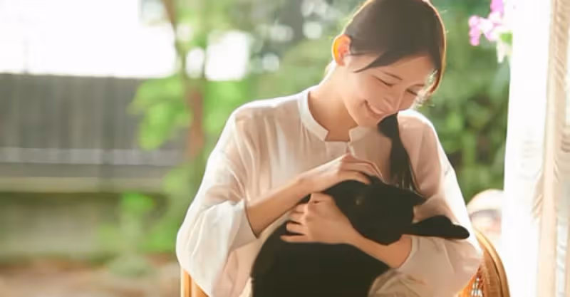 姑娘蹬車赴准婆婆壽宴被群嘲，隔天開寶馬退回三千彩禮：我高攀不起