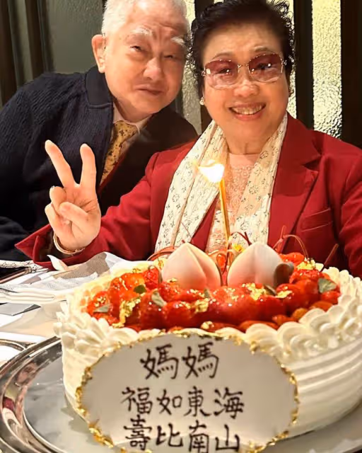 黎姿給媽媽慶生:火焰蛋糕很精緻,還準備了一桌豐富的晚餐