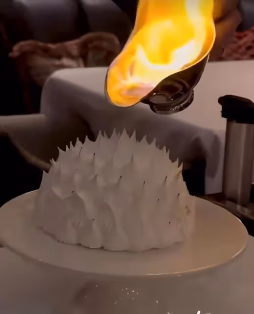 黎姿給媽媽慶生:火焰蛋糕很精緻,還準備了一桌豐富的晚餐