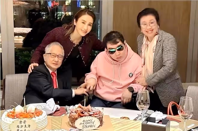 黎姿給媽媽慶生:火焰蛋糕很精緻,還準備了一桌豐富的晚餐