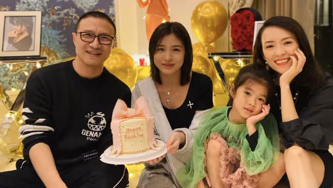 汪峰二女兒罕見曝光,跟爸爸逛商場眉清目秀,3個女兒3個媽引熱議
