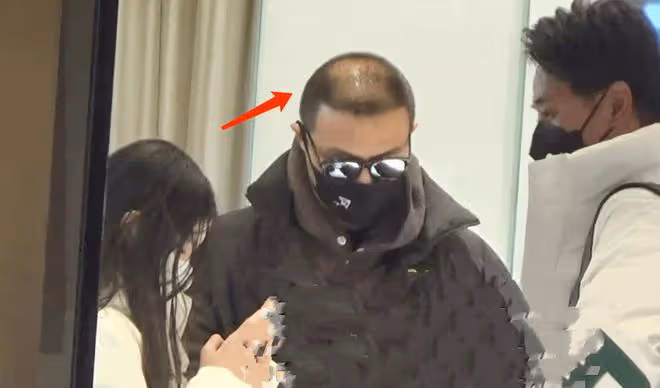 汪峰二女兒罕見曝光,跟爸爸逛商場眉清目秀,3個女兒3個媽引熱議