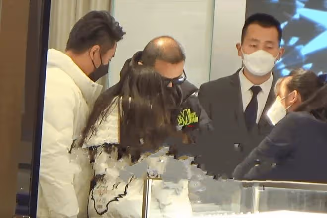 汪峰二女兒罕見曝光,跟爸爸逛商場眉清目秀,3個女兒3個媽引熱議