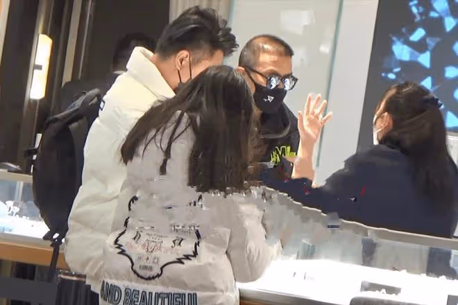 汪峰二女兒罕見曝光,跟爸爸逛商場眉清目秀,3個女兒3個媽引熱議